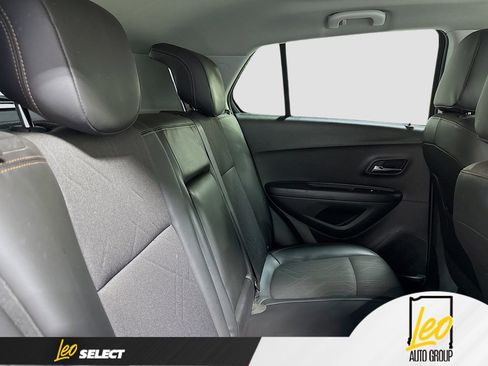 Used 2022 Chevrolet Trax LT w/ LT Convenience Package AWD/4WD image 24