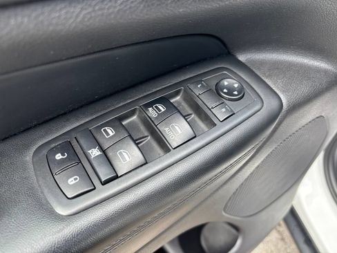Used 2019 Jeep Grand Cherokee Laredo AWD/4WD image 17
