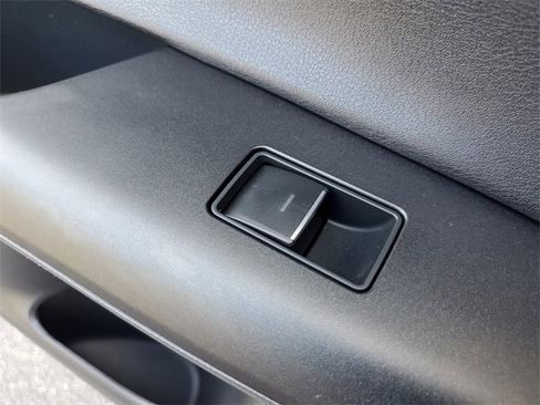 Used 2022 Toyota Venza LE image 14