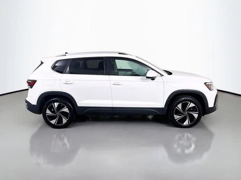Used 2025 Volkswagen Taos SE AWD/4WD image 8