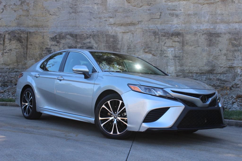Used 2019 Toyota Camry SE w/ Convenience Package FWD image 1