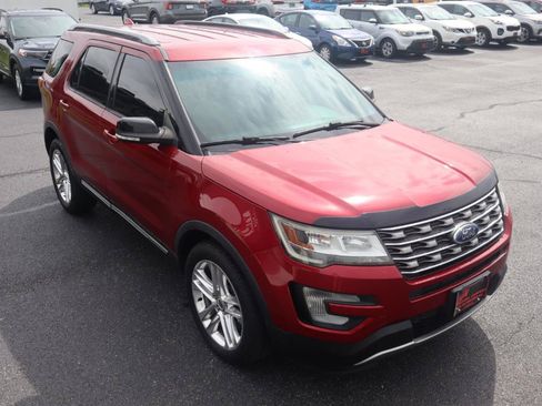 Used 2017 Ford Explorer XLT w/ Equipment Group 201A AWD/4WD image 12