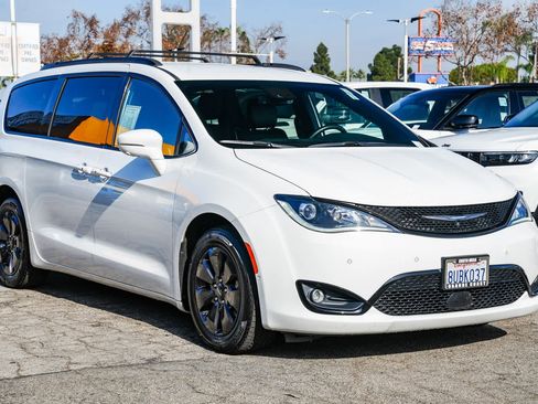 Used 2020 Chrysler Pacifica Limited w/ Advanced Safetytec Group image 3