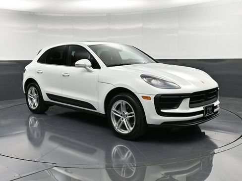 Certified 2025 Porsche Macan image 10