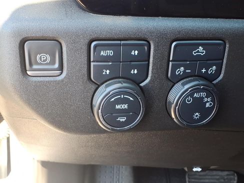 Used 2022 Chevrolet Silverado 1500 LT w/ Z71 Off-Road Package AWD/4WD image 25