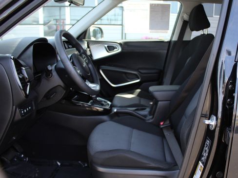 Used 2023 Kia Soul S FWD image 13