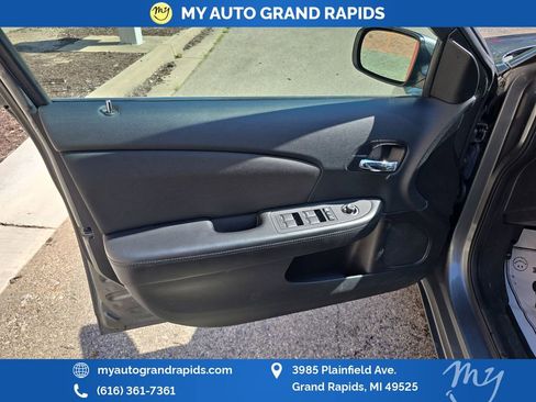 Used 2011 Chrysler 200 Touring FWD image 10