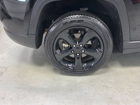 Used 2023 Jeep Grand Cherokee Limited w/ Black Appearance Package image 3