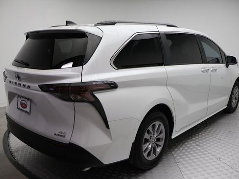 Used 2024 Toyota Sienna XLE image 8