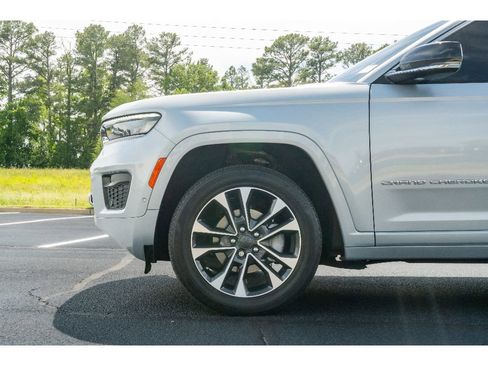 Used 2023 Jeep Grand Cherokee Overland RWD image 10