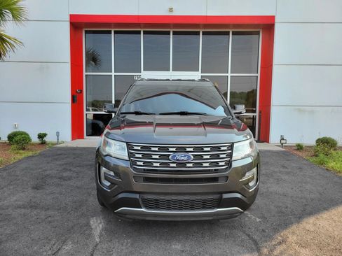 Used 2017 Ford Explorer XLT FWD image 2