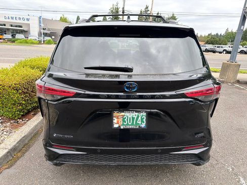 Used 2025 Toyota Sienna XSE w/ XSE Premium Package AWD/4WD image 5