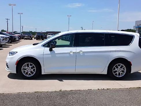 Used 2024 Chrysler Pacifica Touring-L FWD image 5