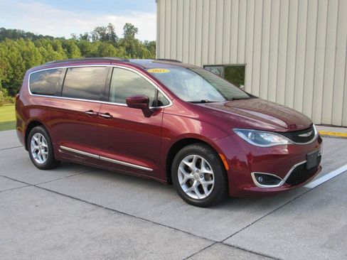 Used 2017 Chrysler Pacifica Touring-L w/ Tire & Wheel Group FWD image 2