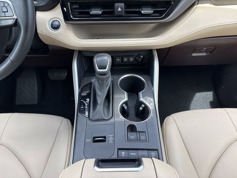 Used 2020 Toyota Highlander XLE FWD image 27