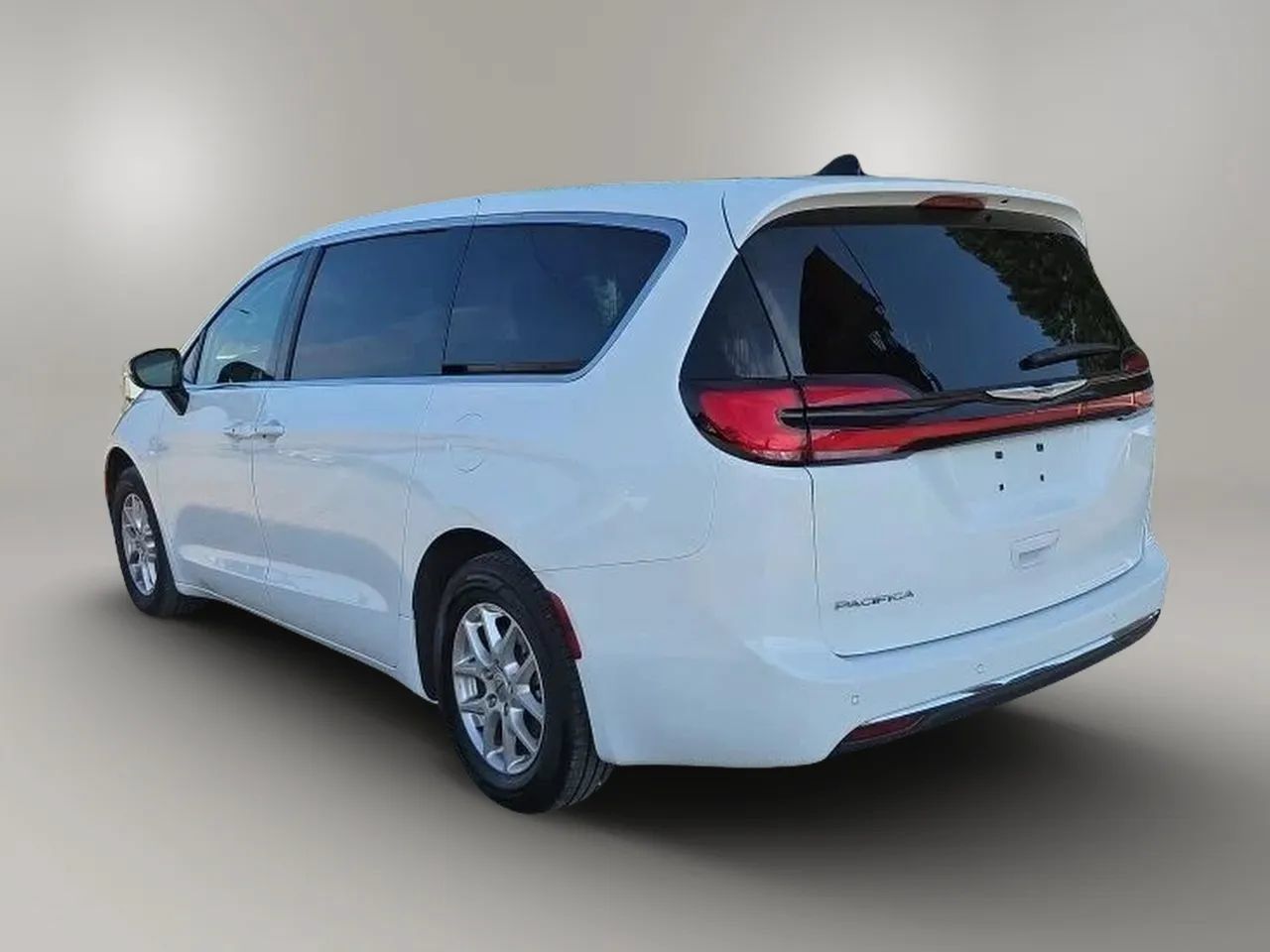 Used 2023 Chrysler Pacifica Touring-L FWD image 6