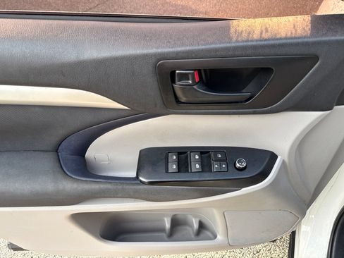 Used 2019 Toyota Highlander LE FWD image 24