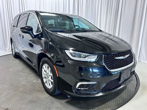 Used 2023 Chrysler Pacifica Touring-L image 23