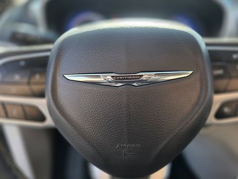 Used 2023 Chrysler Pacifica Touring-L FWD image 27