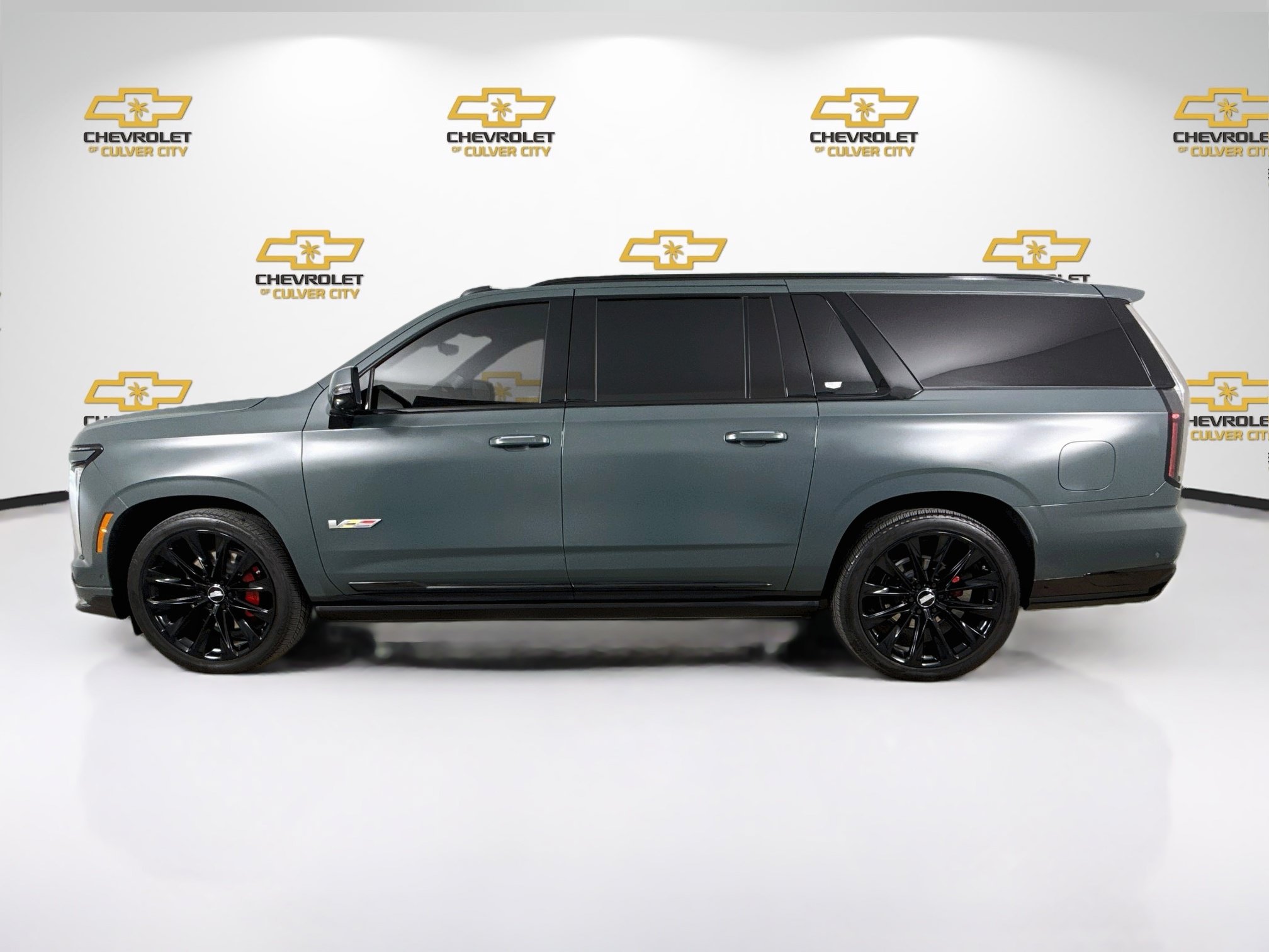 Used 2025 Cadillac Escalade ESV V w/ LPO, ONYX Package AWD/4WD image 5