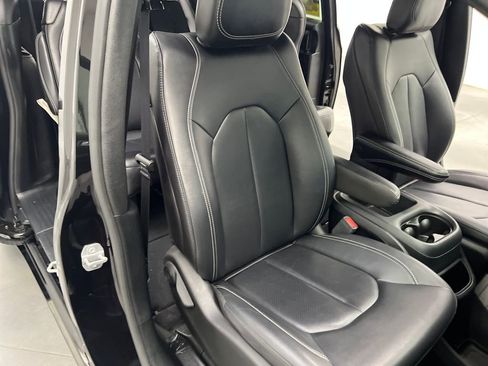 Used 2025 Chrysler Pacifica Select FWD image 30