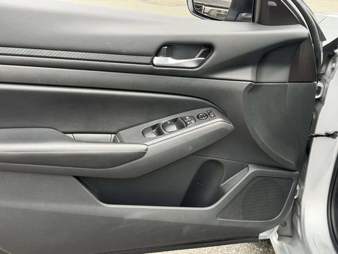Used 2024 Nissan Altima 2.5 SV FWD image 24