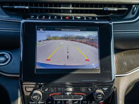 Used 2023 Jeep Grand Cherokee L Laredo image 32