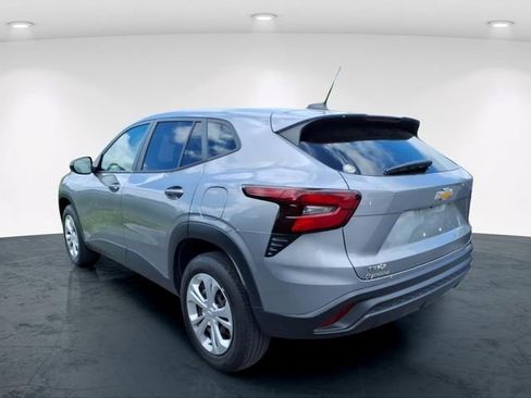 Used 2024 Chevrolet Trax LS FWD image 17