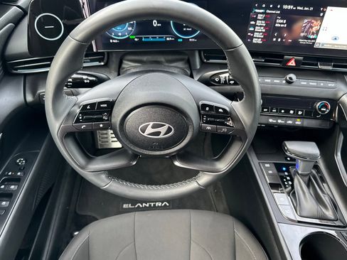 Certified 2025 Hyundai Elantra SEL image 14