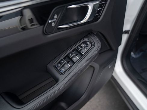 Certified 2025 Porsche Macan image 18