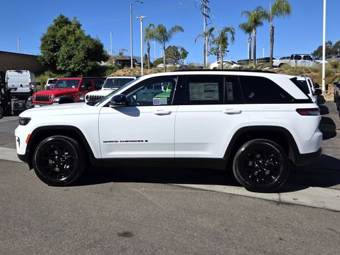 New 2025 Jeep Grand Cherokee Altitude image 2