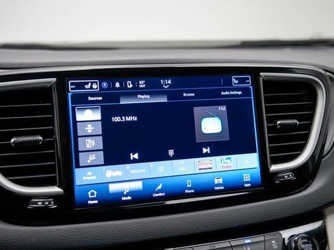 Used 2024 Chrysler Pacifica Touring-L image 30