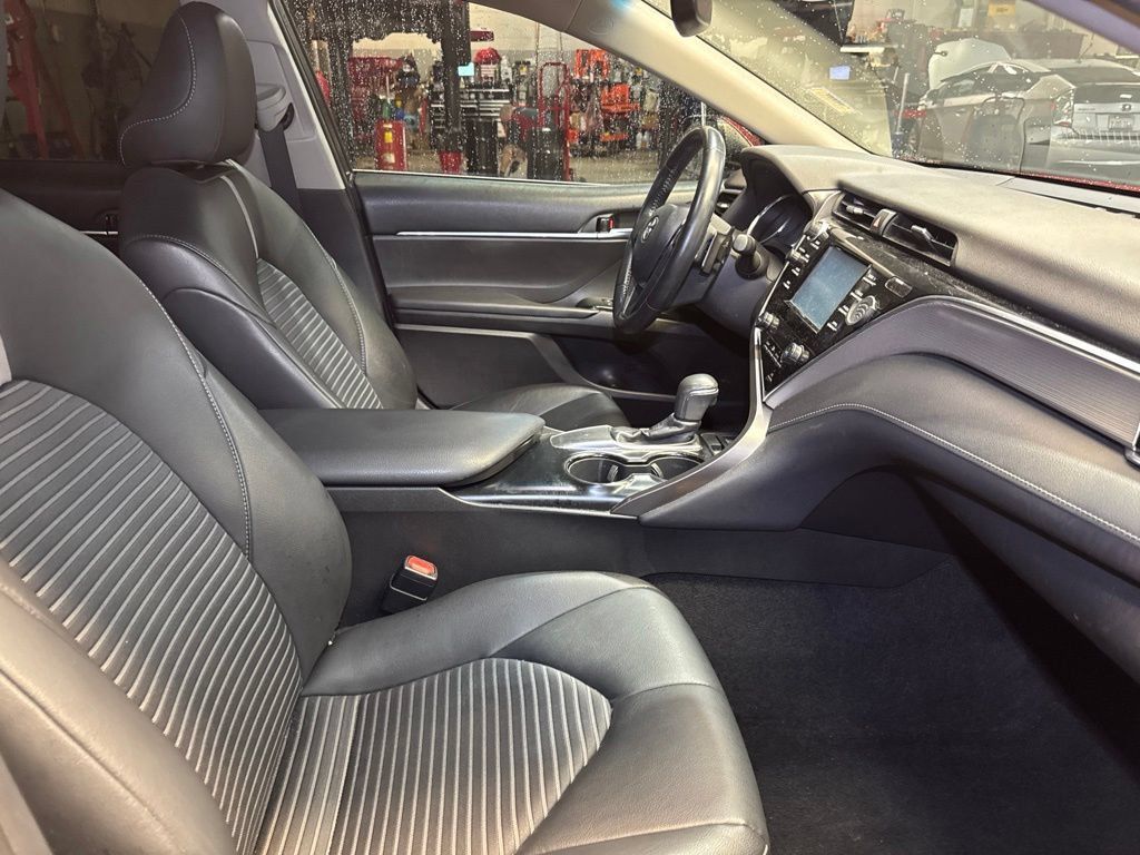Used 2018 Toyota Camry SE w/ Moonroof Package FWD image 17