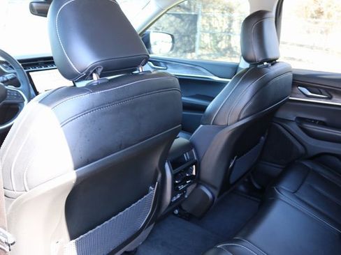 Used 2024 Jeep Grand Cherokee Limited image 15