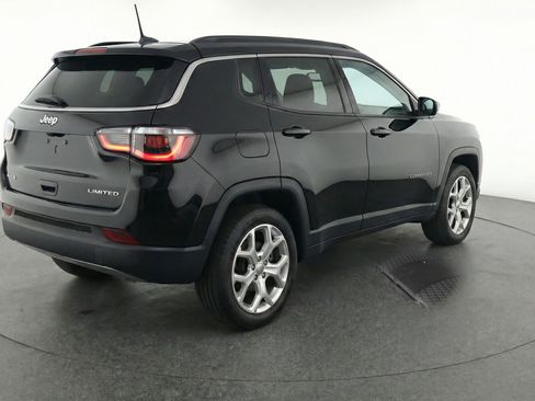 Used 2025 Jeep Compass Latitude AWD/4WD image 9