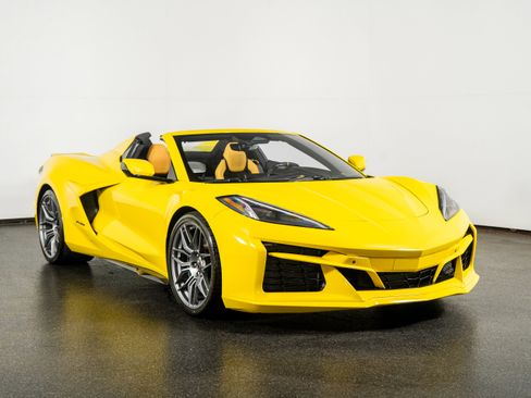 Used 2025 Chevrolet Corvette Z06 image 3