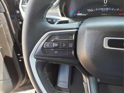 Used 2023 Jeep Grand Cherokee Laredo AWD/4WD image 16