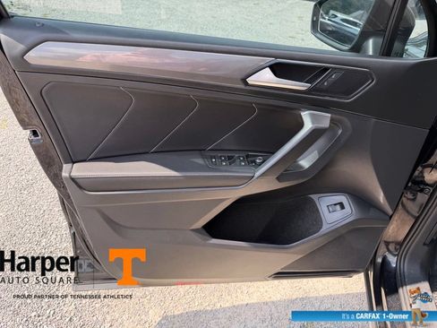 Used 2023 Volkswagen Tiguan SE w/ Panoramic Sunroof Package FWD image 19