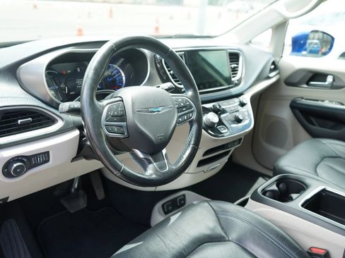 Used 2021 Chrysler Pacifica Touring-L FWD image 7