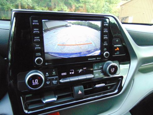 Used 2021 Toyota Highlander LE AWD/4WD image 8