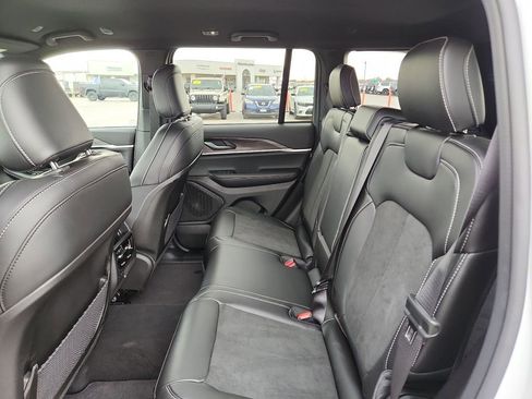 New 2026 Jeep Grand Cherokee Altitude image 11