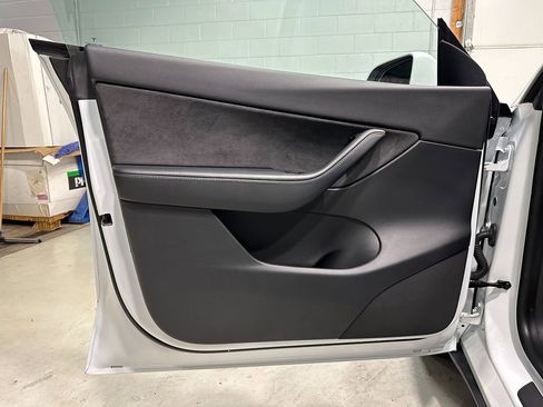 Used 2021 Tesla Model Y Long Range image 21