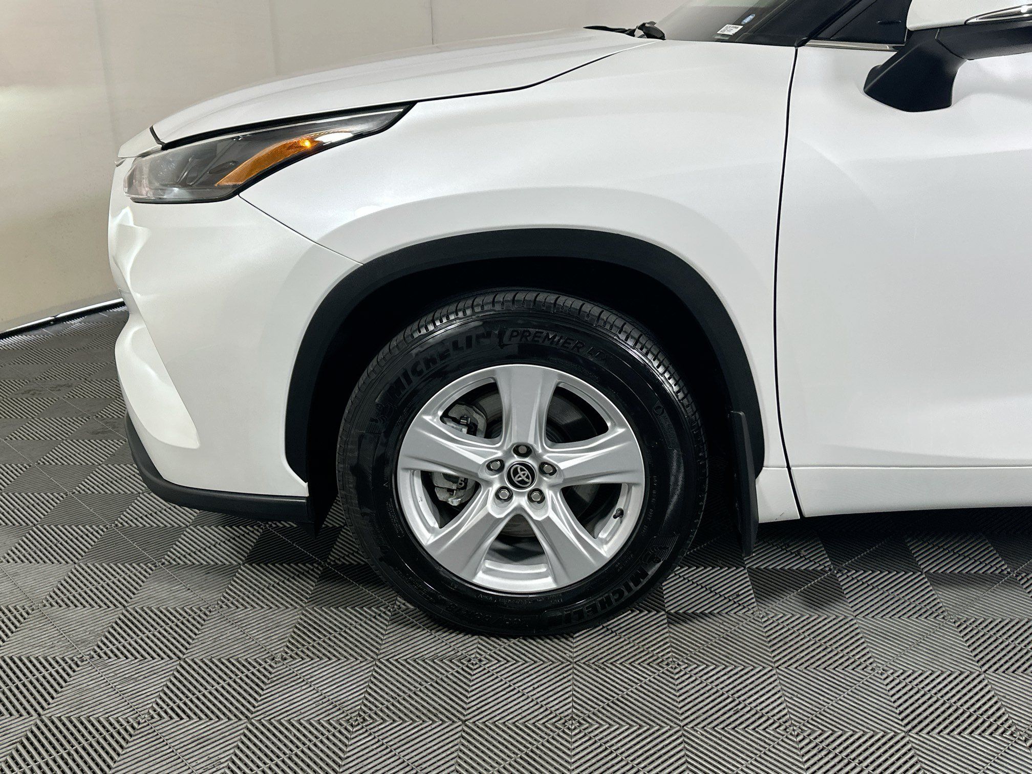 Used 2025 Toyota Highlander LE FWD image 11