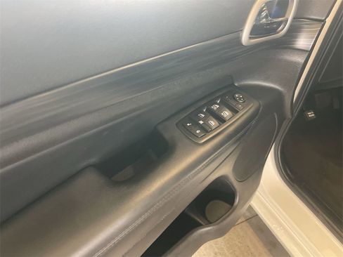 Used 2022 Jeep Grand Cherokee Laredo X image 19