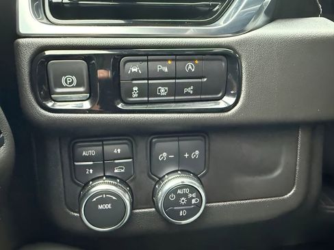 Used 2025 GMC Yukon XL Denali AWD/4WD image 17