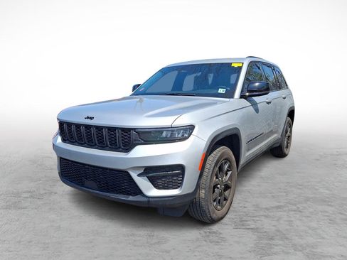 Used 2024 Jeep Grand Cherokee Altitude AWD/4WD image 1