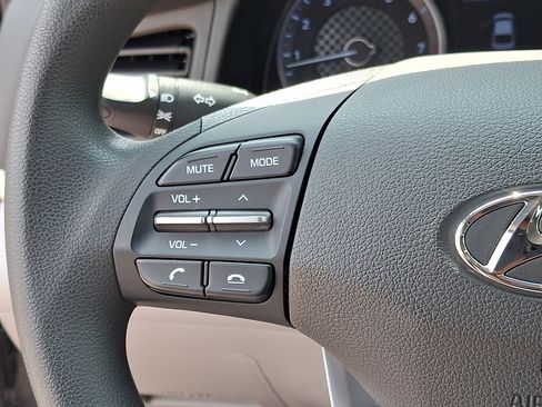 Used 2020 Hyundai Elantra SE FWD image 22