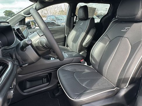 New 2026 Chrysler Pacifica Limited image 14