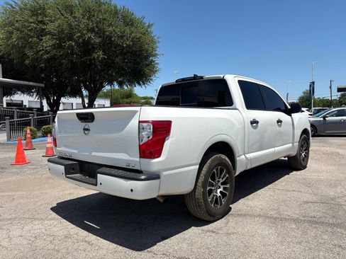 Used 2022 Nissan Titan SV RWD image 3