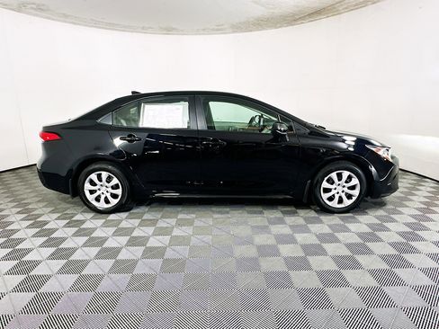Used 2025 Toyota Corolla LE image 2